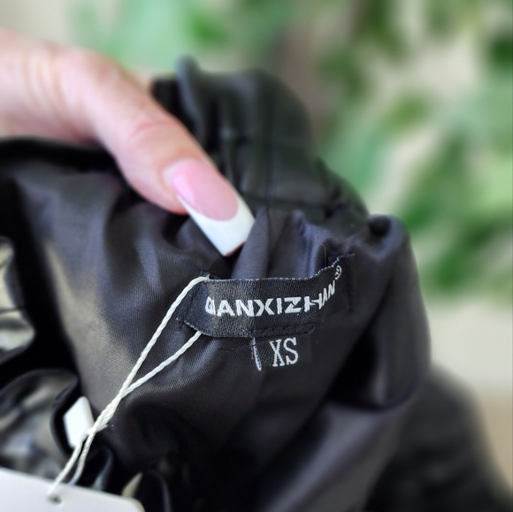 Women’s High Waisted Wide Leg Black Faux Leather Shorts Pockets Size X-SMALL - Picture 5 of 9